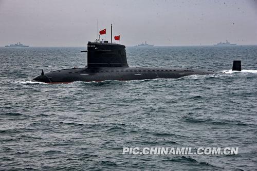 4月23日中午，庆祝中国人民解放军海军成立60周年海上大阅兵在青岛附近黄海海域举行。备受外界关注的潜艇编队亮相阅兵式，成为焦点。