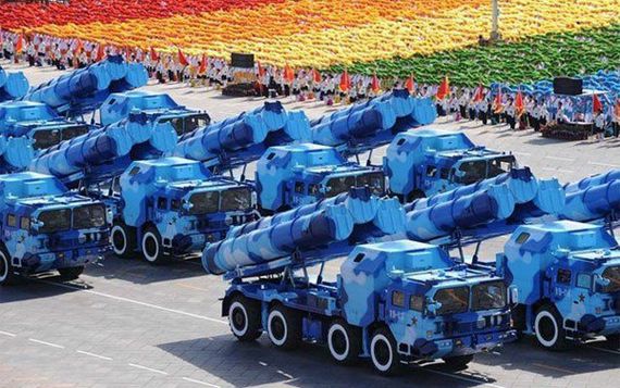 岸舰导弹方队通过天安门广场。