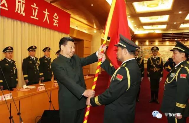 习近平向五大战区授予军旗并发布训令
