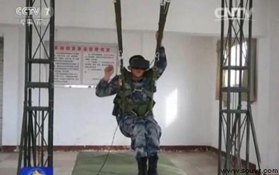 央视曝解放军正用VR训练跳伞