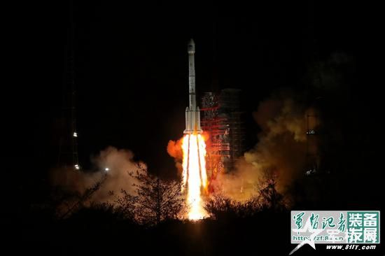 长征三号乙运载火箭腾空而起。梁珂岩 摄