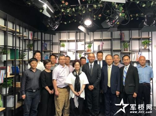 参加本次揭幕仪式的相关领导合影